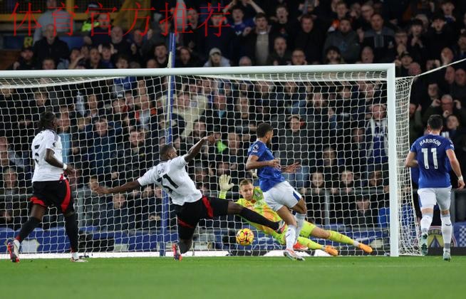 维维安停球失误 阿卜杜勒拉维挑射破门 维维安停球失误 阿卜杜勒拉维挑射破门